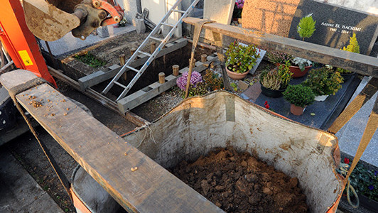 Au bout de combien de temps peut-on poser un monument après une inhumation ?